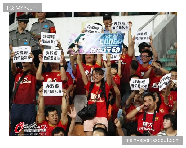 球迷花絮：一位小球迷高举标语，获赠偶像签名球鞋