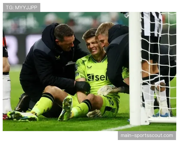 特写:门将波普神扑后激动捶地,鼓舞后防队友